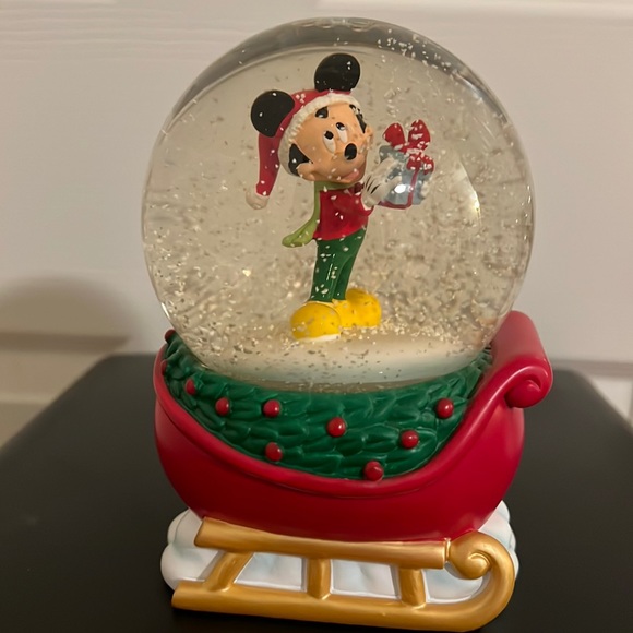 AUTHENTIC DISNEY SANTA MICKEY 2017 HOLIDAY SNOW GLOBE•NEW CONDITION - Picture 3 of 6